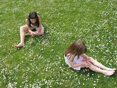 Kids picking flowers. Photo: CC-- Peter Schultz Kids picking flowers. Photo: CC-- Peter Schultz